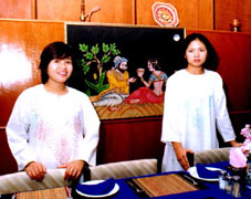 dining.jpg (27308 bytes)