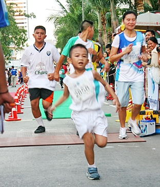 Kenyan champ defends his crown at Pattaya Marathon 2012