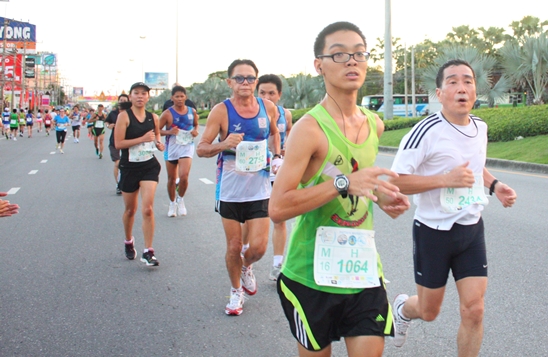 Kenyan champ defends his crown at Pattaya Marathon 2012