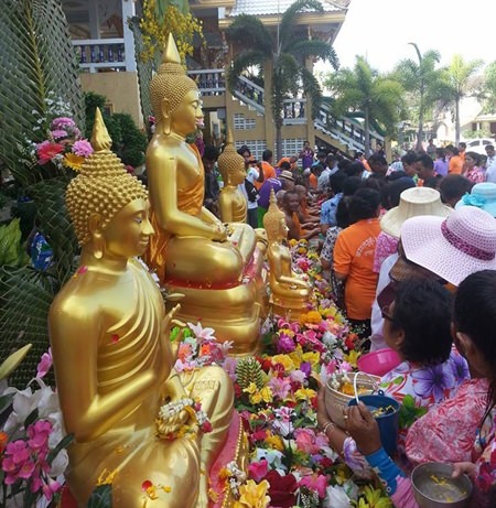 Many residents joined the more traditional “Song Nam Pra” ceremony at Wat Samakee Pracharam.