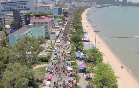 The entire Pattaya Beach Road was packed with countless numbers of water throwers from north to south.