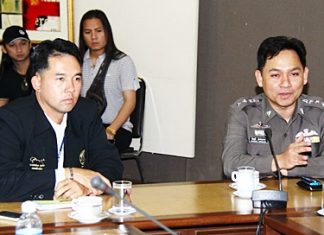 Mayor Itthiphol Kunplome (left) and Pattaya Police Superintendant Nanthawut Suwanla-Ong (right) meet with bar owners about the possibility of extending closing hours within Pattaya.