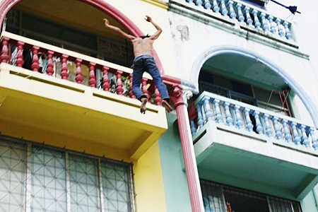 After stabbing his boss, Sa-nga Konglom jumped from a 4th floor balcony. 