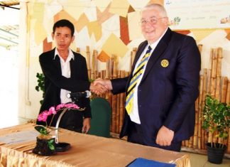 Welfare Development Center Director Utit Boonchuay and Pattaya-Phoenix Rotary President Peter Aistleitner shake hands after signing the agreement.