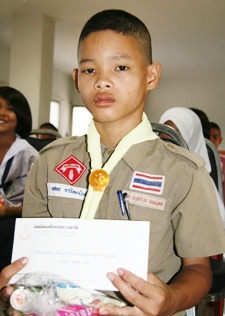 A scholarship worth 5000 baht will mean that this young student can study without worry.