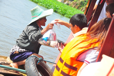 Minsue Kim hands out aid in Suphanburi Province.