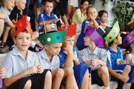 Children anxiously wait for Sinterklaas.