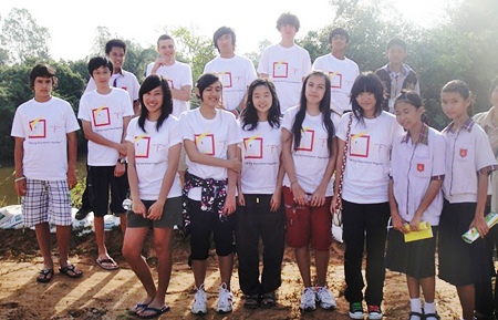 The Regent’s students and some of the Mechai Pattana School students.