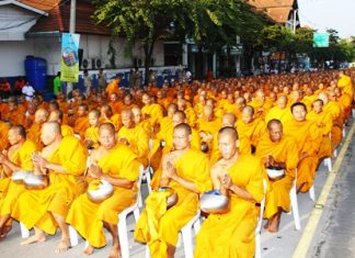 (Above and Below) North Pattaya Road is a sea of saffron as 2000 monks gathered to pray for peace and tolerance amongst the peoples of the world.