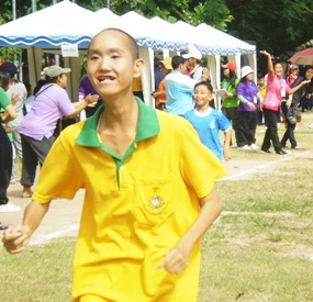 A track runner gives his all.