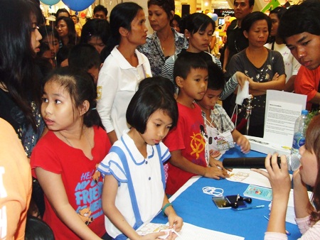 Children line up for free gifts at Central Festival Center.