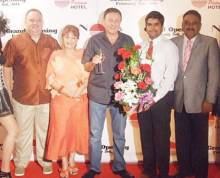 Peter Malhotra (right), Pattaya Mail Media Group managing director and Tony Malhotra (2nd right), director of Pattaya Mail Media Group together with Elfi Seitz (2nd left), managing editor of Pattaya Blatt congratulate Rony Fineman on this auspicious occasion.