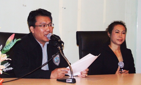 Praiwan Hongsa, head of the Pattaya Tourism Department and Theerasak Jatupong, chief of the Pattaya Department to Maintain Peace and Stability greet the students.