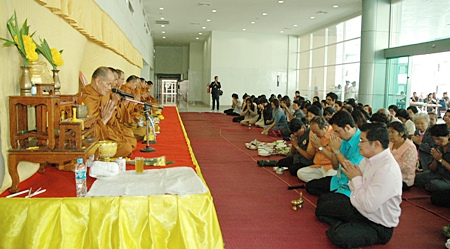 Mayor Itthiphol Kunplome leads elected officials and bureaucrats in the merit-making ceremony with monks from Naklua’s Chonglorn Temple.