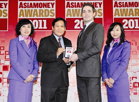 Piyasvasti Amranand (left), THAI president, receives his award from Richard Morrow, editor of Asiamoney.