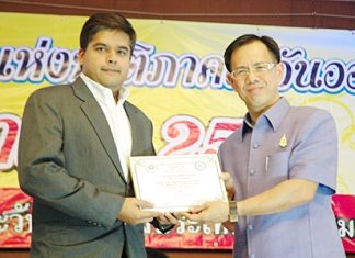 Suwanthep Malhotra Pattaya Mail’s Assistant MD (left) receives the prestigious “Most Outstanding Mass Media of the Year” plaque from Chonburi Vice Governor Pongsak Preechawit.