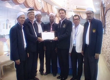 Pattaya Mayor receives donation from  Muslim-Thai Residents.