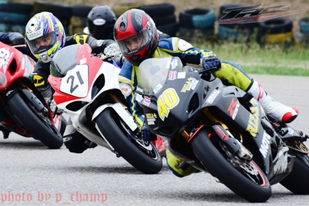 Ben Fortt, right, takes a corner on his Suzuki GSX-R1000 superbike at the Thailand Circuit, Sunday, March 27. (Photo/Champ Yusuwat)