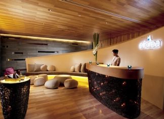 The reception desk welcomes you to the eforea spa.