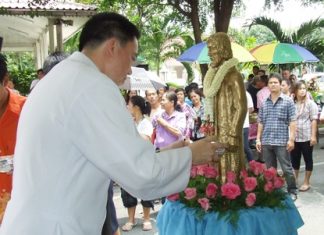 Rev. Francis Xavier Kritsada Sukkaphat sanctifies the statue of St. Nikolas.