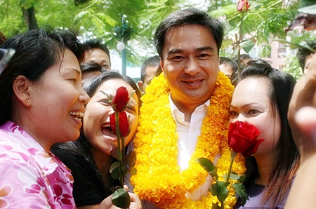 Prime Minister Abhisit Vejjajiva receives a warm welcome from adoring fans as his campaign trail swings through Pattaya.  The PM was in town over the weekend to support local Democratic Party candidates, and to elucidate his party’s platform.   