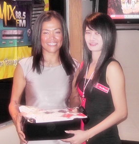 Ladies winner Ning Neal (left) accepts her prize.