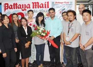 Pattaya Mail staff, led by Assistant Managing Director Suwanthep Malhotra (center right) say goodbye to Watjana Thaworn (center left).