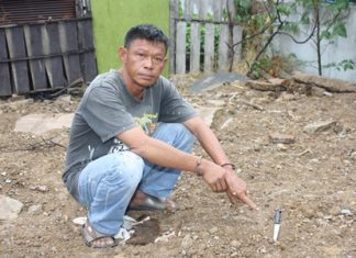 Suthad Supharit points to the knife he used to rob a 74-year-old woman of 60 baht and a gold necklace.