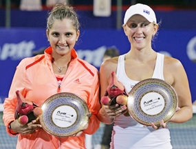 Doubles winners Sania Mirza (left) and Anastasia Rodionova pose with their trophies. (Photo/PTT Pattaya Open)
