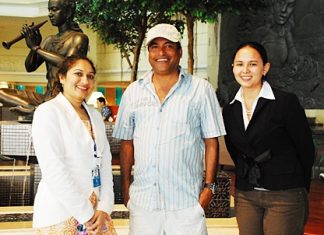 Allan Amin (centre), a celebrated award-winning, action-movie director in India’s Bollywood, Tollywood and Mollywood film industries, recently made the Royal Cliff Beach Hotel his home during the shooting of his current film in Pattaya. He was warmly welcomed by Kavitha Khadgepuram (left), Assistant Events Manager and Victoria Arnold, PR & Marketing Communications Manager.