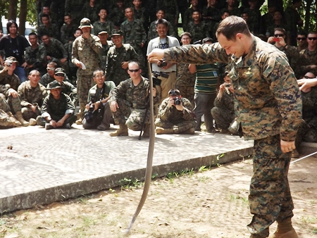 US troops are given a chance to try their hands at capturing a live cobra.