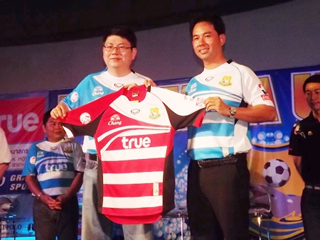 Thara Prikum, CEO of team sponsors Grandsport Group (left) presents a new 2012 season away team jersey to Pattaya Mayor and club director Itthiphol Kunplome.