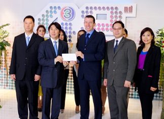 On the occasion of the 42nd anniversary of Thai TV Channel 3, Michael Delargy (centre), GM of Sheraton Pattaya Resort and the hotel management team donated funds towards the purchase of computers for 42 schools in remote areas of Thailand. The generous donation was received by Worawan Maleenont (2nd left), Vice President of Thai TV Channel 3.