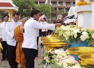Banglamung District Chief Chaowalit Saeng-Uthai and local monks present sandalwood flowers at the base of an image of the late HRH Bejaratana Rajasuda.