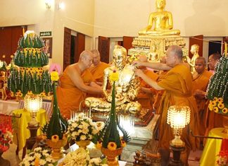 Monks pay homage to Luang Por Ee, the abbot of Sattahip Temple until 1946.