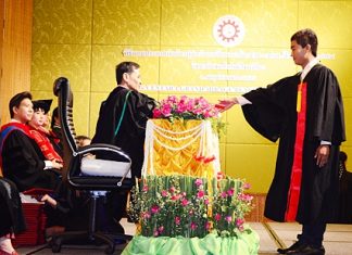 Pattaya Mail reporter Vittaya Yoondorn receives his higher vocational education certificate from Chonburi Primary Educational Service Region 3 Director Weerapong Dechbun.