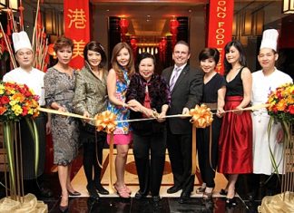 M.R. Kitiwattana Pokmontri (centre) was guest of honour at opening ceremony of the ‘Hong Kong Food Festival 2012’ at Heichinrou Restaurant at the Amari Watergate Bangkok recently. Others attending included (l-r) Chong Yuen Ming, BBQ Chef, Dr Kritika Kongsompong, Nichaya Chaivisuth, the hotel’s Director of Communications & PR, Avasada Pokmontri, Pierre Andre Pelletier, the hotel’s GM, Srisupang Morris, Panitnart Yampeka and Lau Ful Hong the Dim Sum Chef.