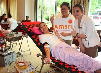 Amari Orchid Pattaya’s executive assistant manager, Latiporn Tongkhunna donates her blood to Rajadhevi Sriracha Hospital.