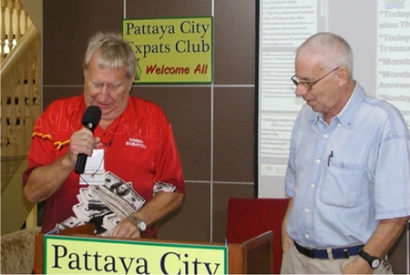 ‘Hawaii Bob’ Sutterfield announces the draw for the Frugal Freddies gift vouchers for the week, at some of Pattaya’s great value for money restaurants. MC Richard Silverberg looks on.