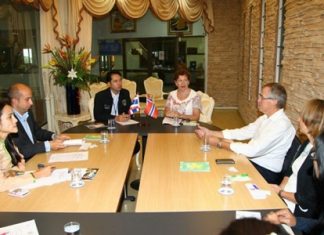 Eli Grut and Per-Aubrey Bugge Tenden meet with Mayor Itthiphol Kunplome to investigate whether Norwegian-Thai children are being abused.