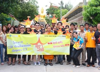 Central Department Stores Region 3 Director Saran Tantijumnan and helpers pause for a photo after working to renovate toilets and beautify landscapes at Big Buddha Temple.