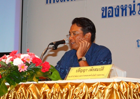 Prinya Phengsombut, director of the Co-operative Technology Transfer and Development Office, presides over the meeting in Jomtien. 