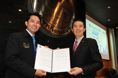 Mayor Itthiphol Kunplome (left) and Charoen Limkangwanmongkol (right) sign a contract for free WiFi in Pattaya. 