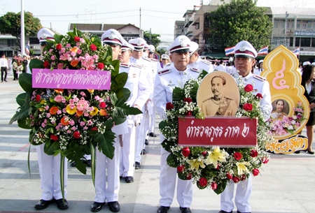 Chonburi officials lay wreaths and pay homage to HM King Chulalongkorn. 