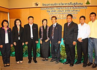 Deputy Mayor Wutisak Rermkitkarn (3rd left), Diana group MD Sopin Thappajug (4th left), MCOT Chonburi radio officer Suchart Chinbunnak (5th left) Radio Broadcasting Service of the Central and Eastern regions manager Attayuth Masa (3rd right) pose for a commemorative photo with organizers and presenters.