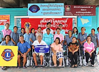 Somsak Nakson (left), treasurer of the Lions Club Chonburi Pratamnak, Pattaya, poses for a group picture with Pattaya Hospital officers and six patients who received wheelchairs.