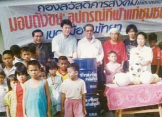 City Council member Chansak Chavalitnititham, with the participation of Deputy City Manager Manich Takraiklang and members of the Pattaya society welfare department, handed trashbins and sports equipment to the community board of Rongluey. He emphasized need for cleanliness and recommended to the youth to spend their free time usefully.