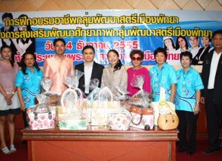 Mayor Itthiphol Kunplome Pattaya poses for a group picture with trainers and Pattaya Women’s Development Group.