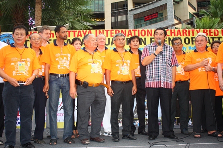 Sonthaya Kunplome (3rd right) Minister of Culture presided over the charity event.