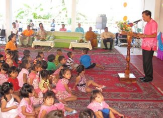 Khet Udomsak Mayor Pairoj Malakul Na Ayuthaya presides over the Children’s Day event at Khao Kantamas Temple.